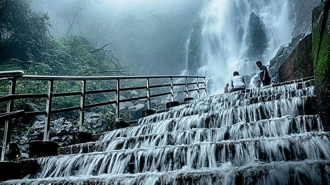 महाराष्ट्राचं चेरापुंजी ‘अंबोली’ पर्यटकांना खुणावतंय, पावसाळी पर्यटनासाठी पर्यटकांची गर्दी! असे करा ट्रिपचे नियोजन