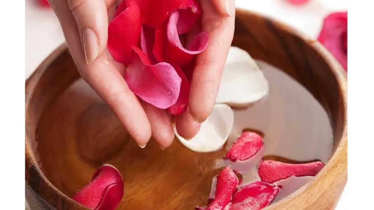 घरात गुलाबाच्या पाकळ्या ठेवणे शुभ आहे, जाणून घ्या त्याचे चमत्कारिक फायदे…