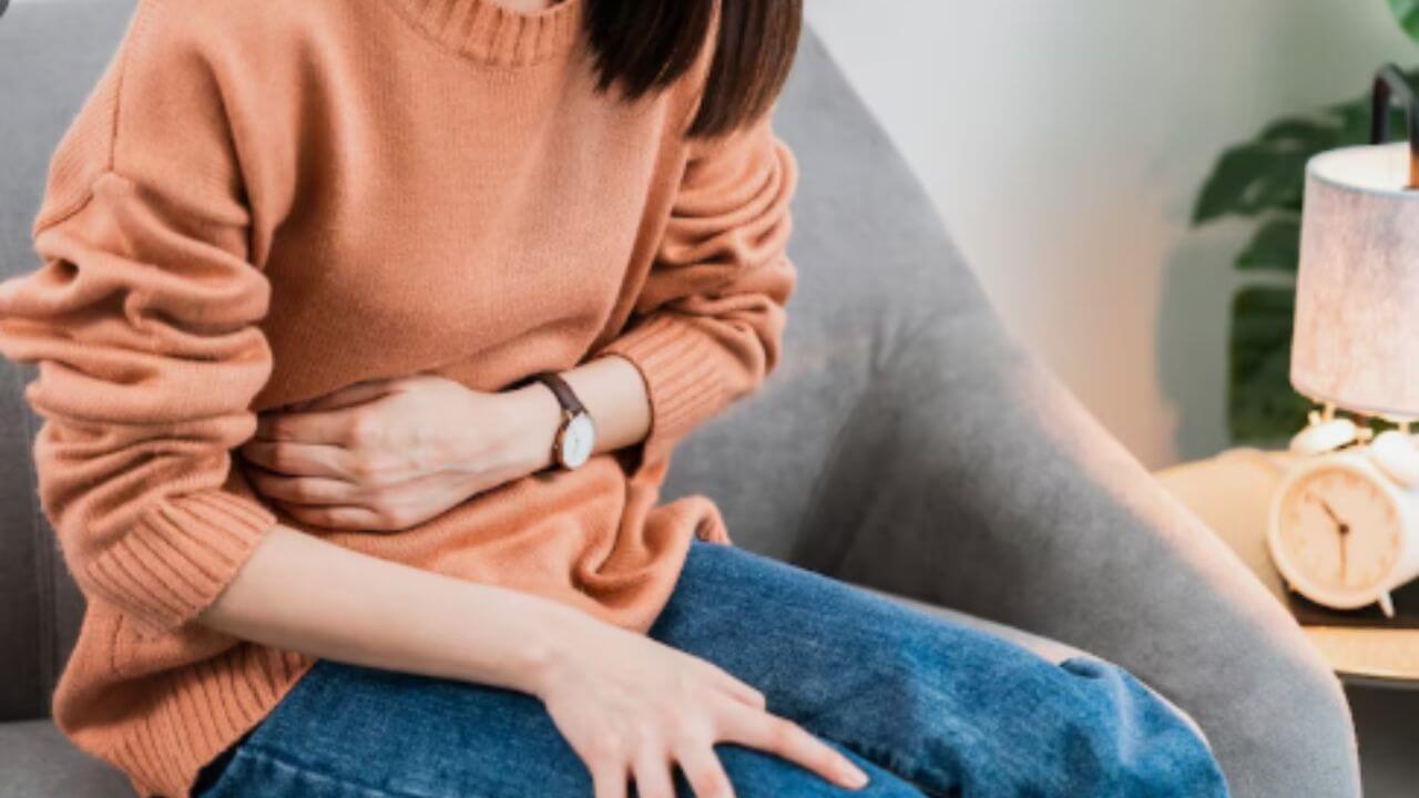 मासिक पाळीमध्ये पोटात गोळे येऊन पोटदुखी होते? ‘हे’ घरगुती उपाय वेदनेपासून देतील आराम