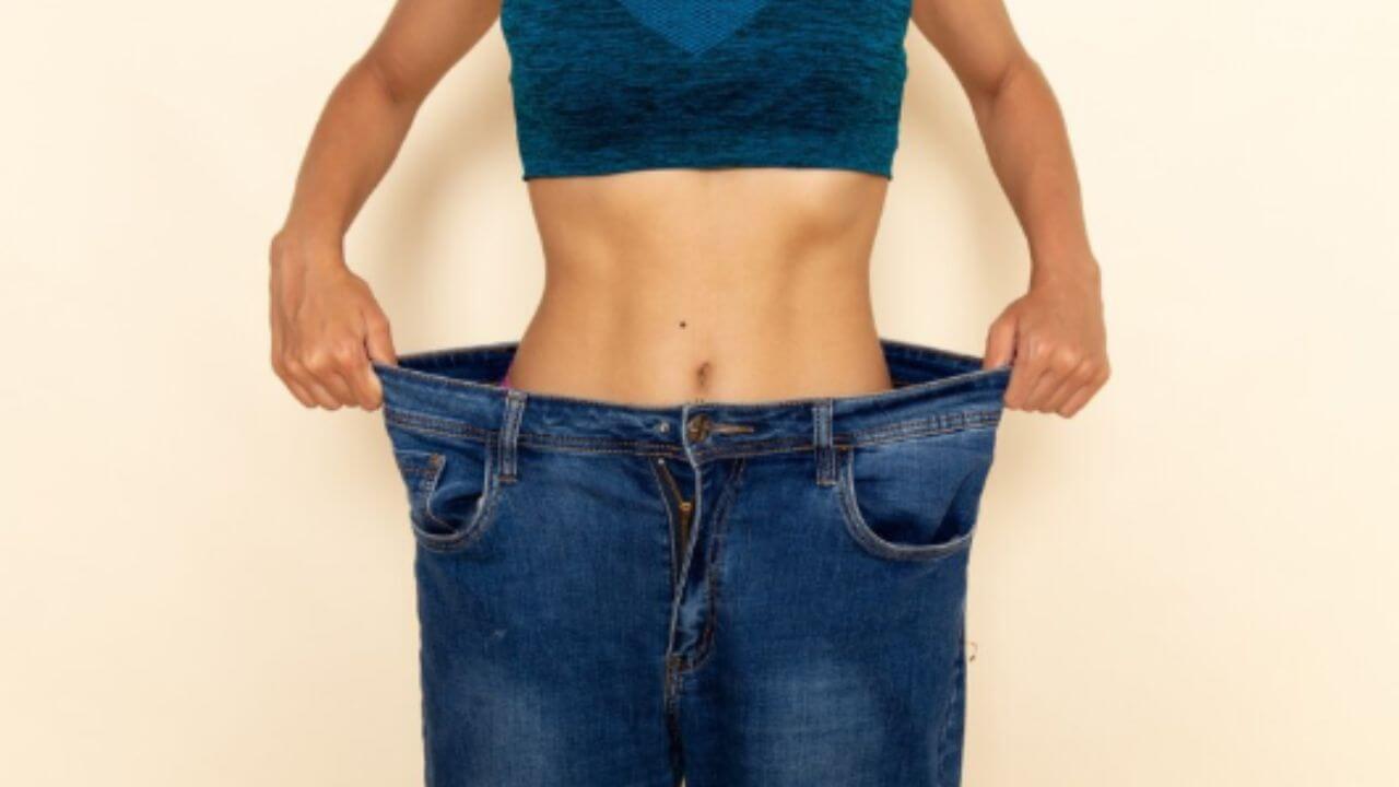 कंबरेभोवती जमा झालेली चरबी कमी करायची आहे? दररोज प्या ५ आयुर्वेदिक ड्रिंक्स