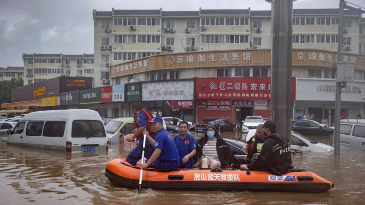 चीनच्या राजधानीत पावसामुळे हाहाकार; अनेक नागरिकांचा मृत्यू, 80 हजार लोकांचे स्थलांतर!