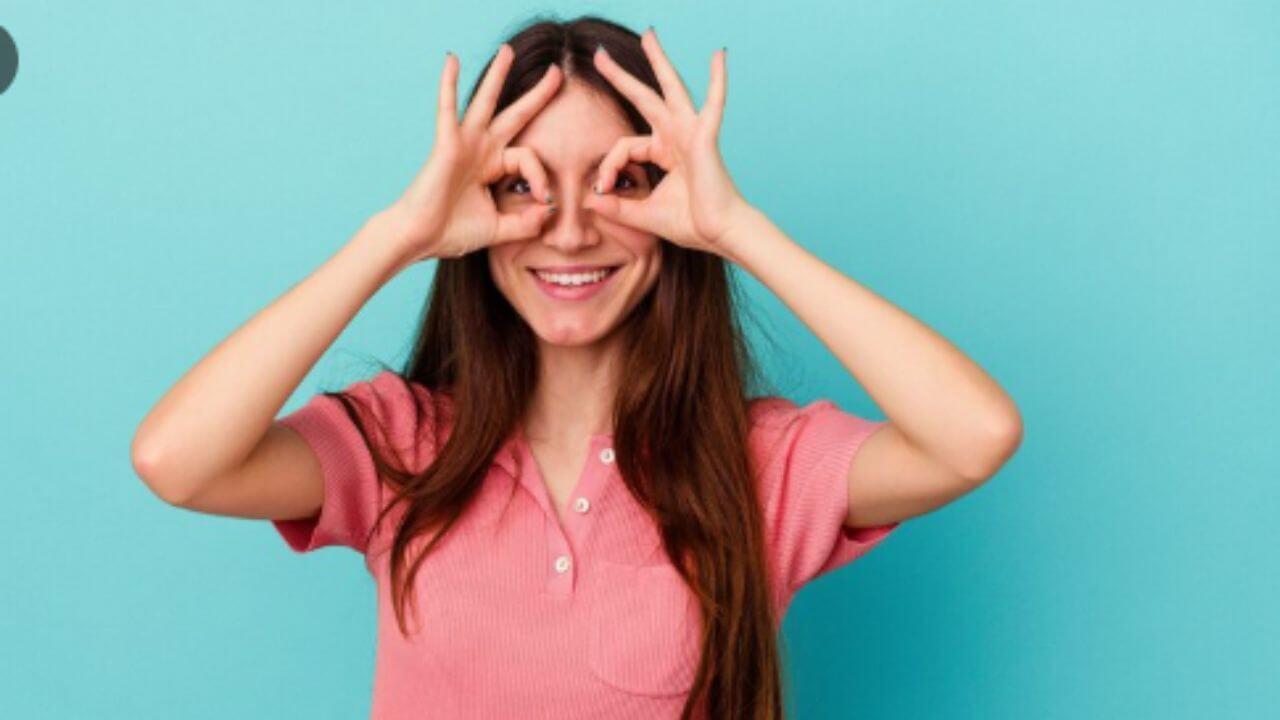 डोळे निरोगी आणि तीक्ष्ण ठेवण्यासाठी आवश्यक आहेत ४ व्हिटॅमिन्स, जाणून घ्या काय खावे