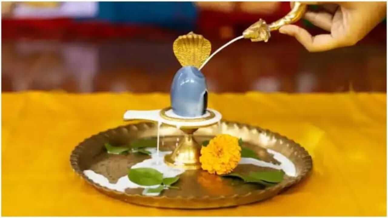 घरात शिवलिंग पूजताय?  ‘या’ नियमांचे नक्की पालन करा..