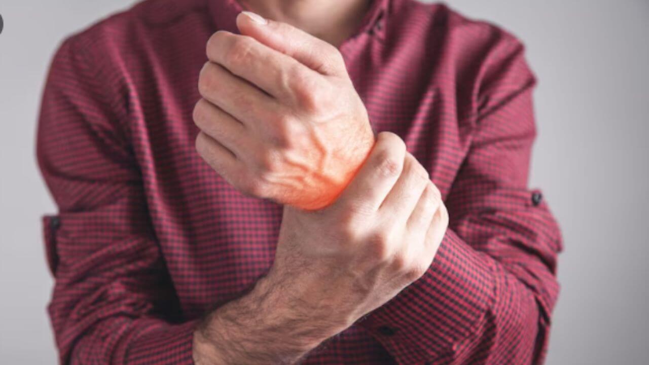 पावसाळ्यात वाढतं युरिक अ‍ॅसिड? ‘या’ आयुर्वेदिक उपायाने कमी होतील वेदना