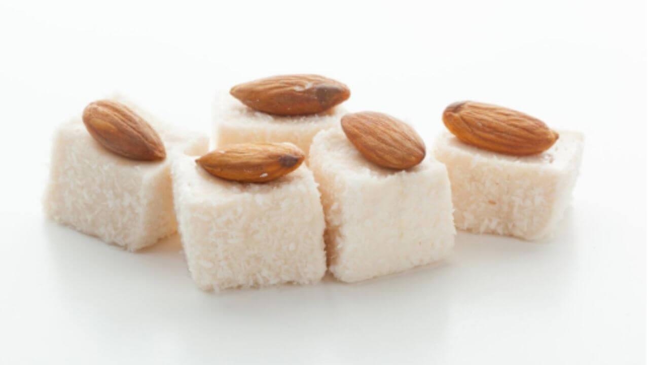 घरातच बनवा खोबऱ्याची बर्फी, वाचा सोपी रेसिपी