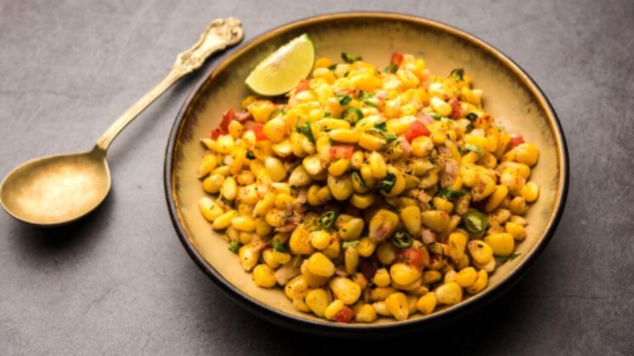 पावसाळ्यात ट्राय करा चटपटीत स्वीट कॉर्न चाट, एकदम सोपी आहे रेसिपी