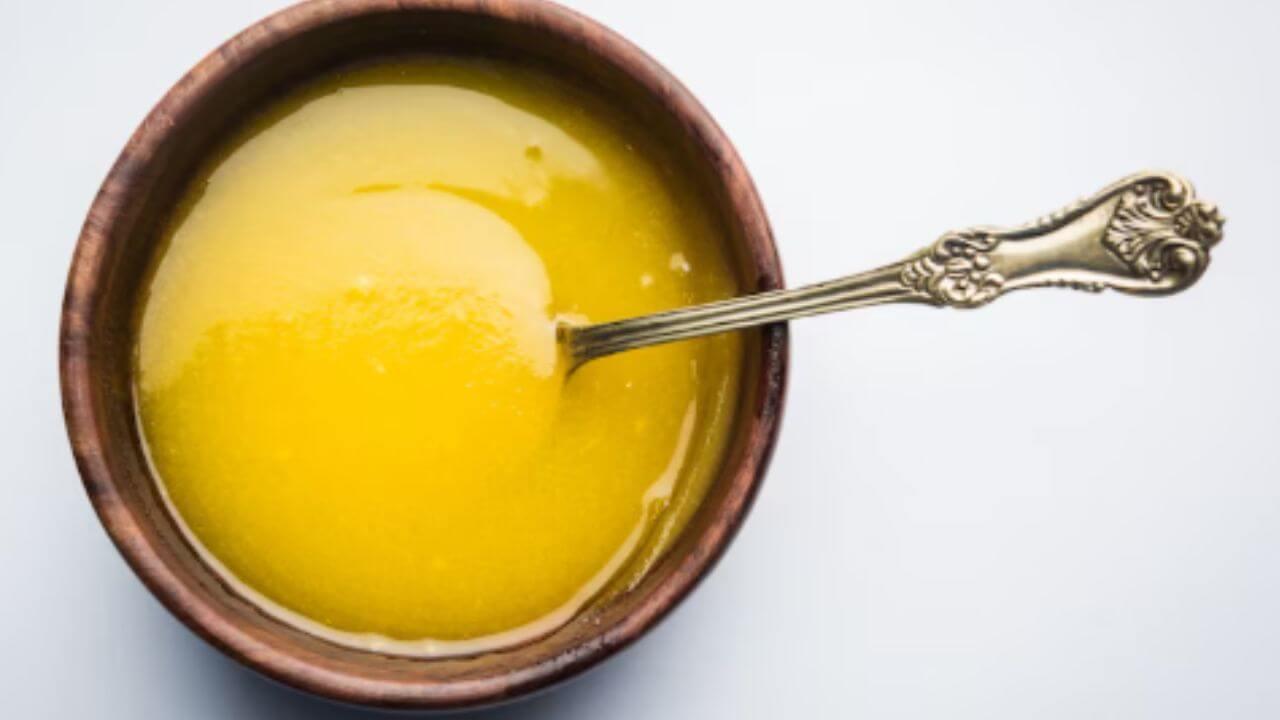 केस पांढरे होऊ नयेत म्हणून खा गाईचे तूप, मिळतील अनेक फायदे