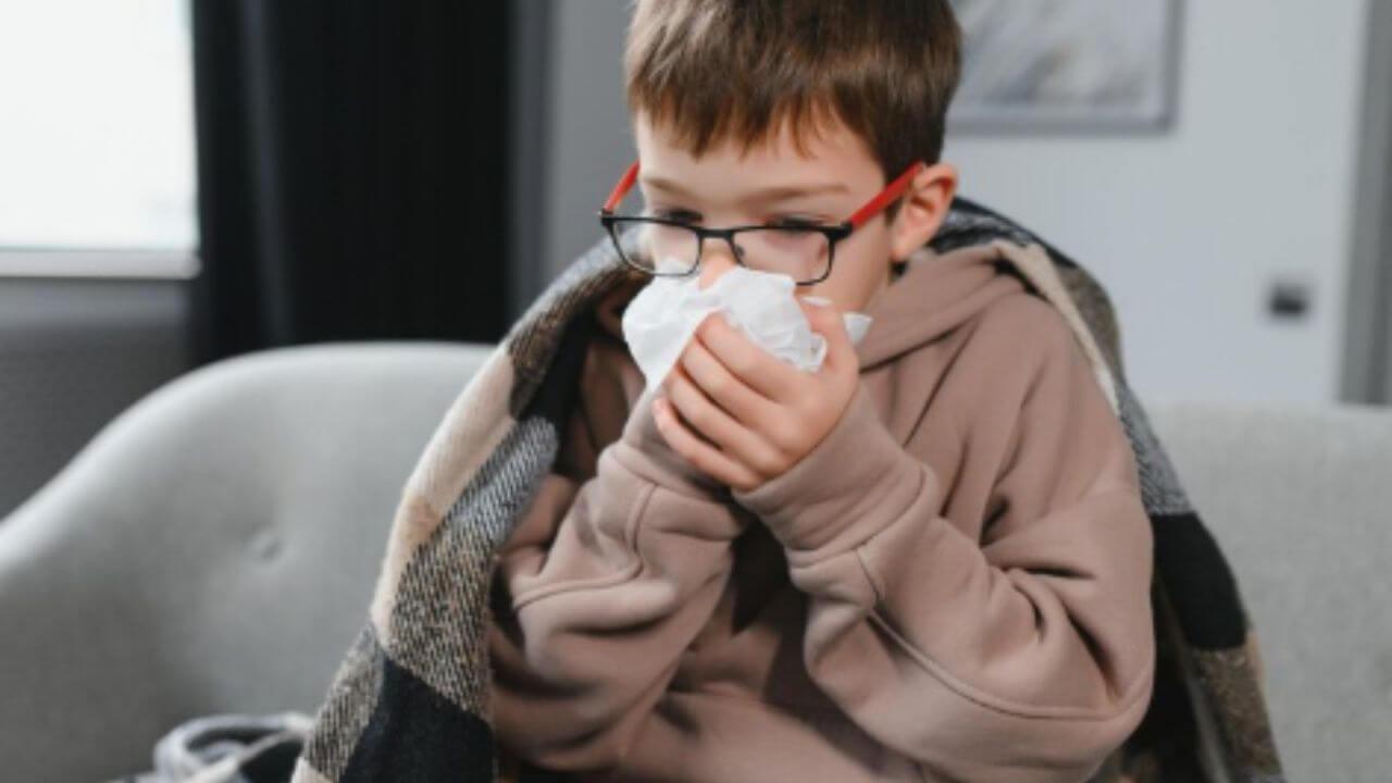 पावसाळ्यात मुलांना सतत ताप आणि सर्दी-खोकला होतोय? बचावासाठी करा ‘हे’ उपाय