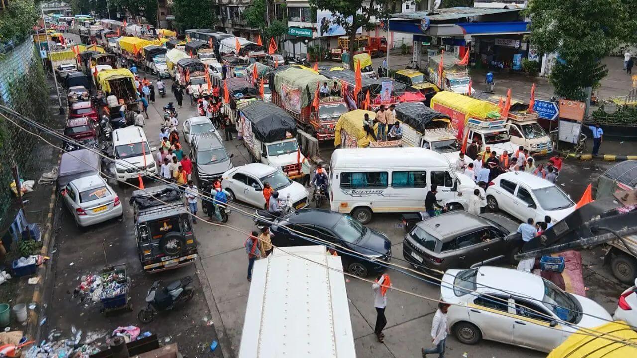 मुंबईत मराठा आंदोलकांच्या वाहनांमुळे वाहतूक कोंडीचा प्रश्न; वाहतूक व्यवस्था कोलमडली!