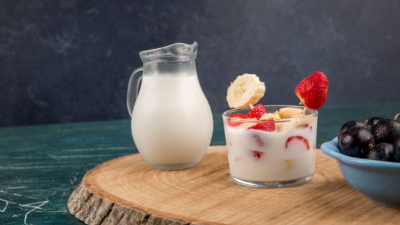 दुधासोबत अजिबात खाऊ नयेत ‘हे’ पदार्थ, बिघडू शकते आरोग्य