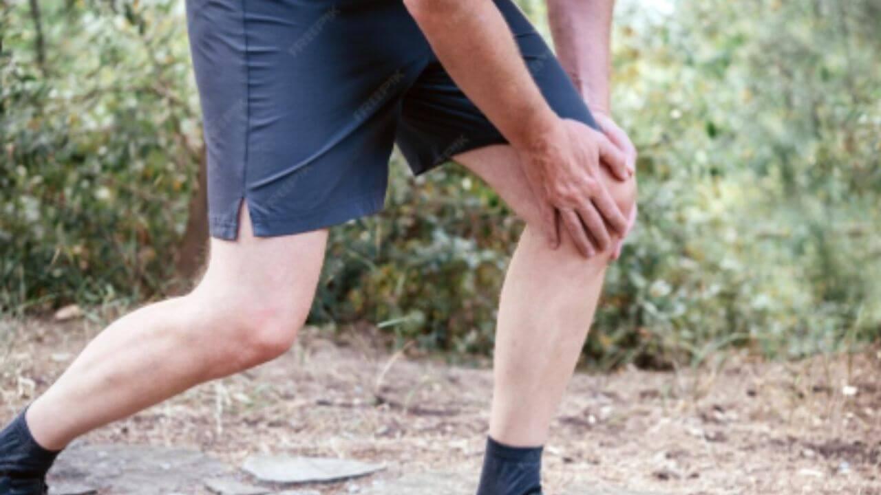 गुडघ्यांना सूज येऊन वेदना होतात? ‘हे’ आयुर्वेदिक उपाय देतील आराम