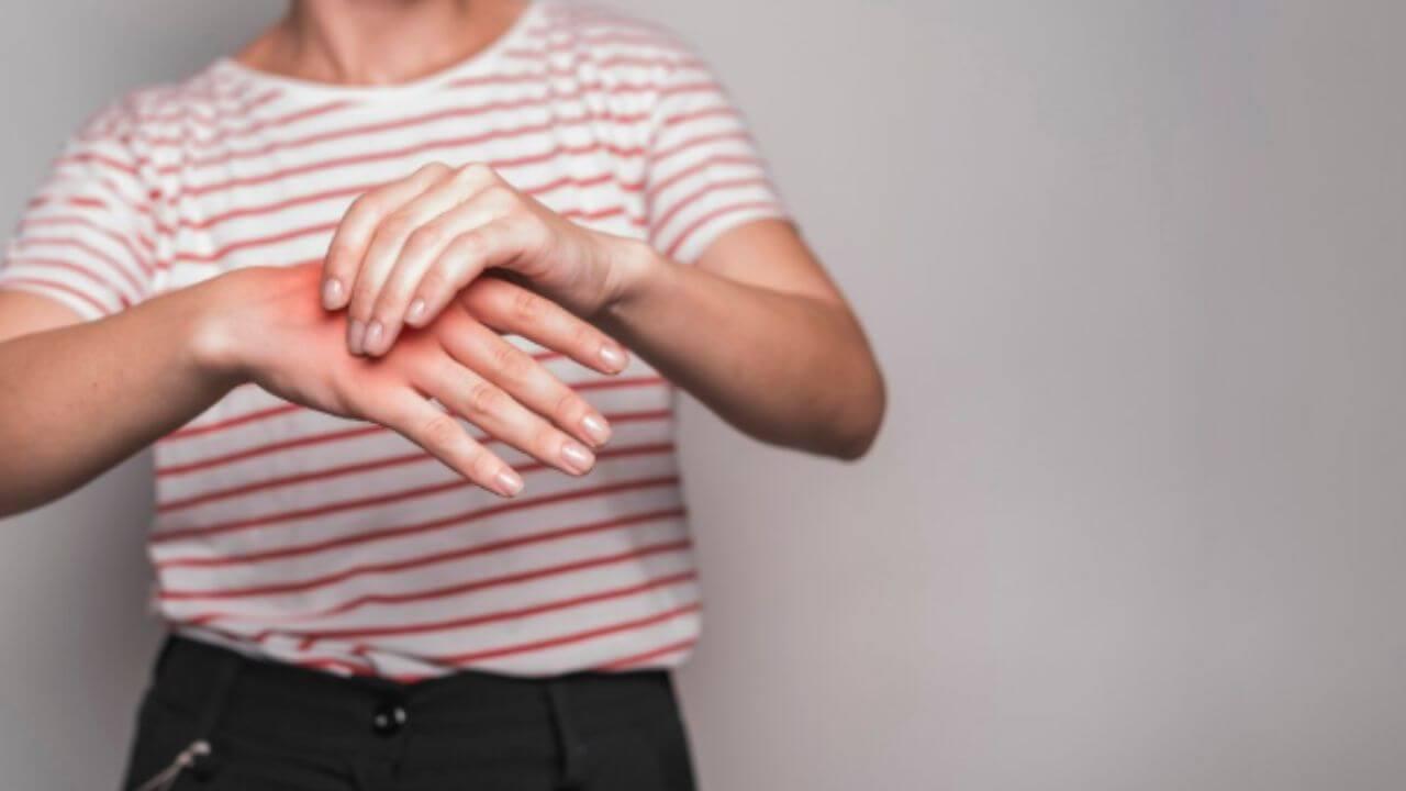 पावसाळ्यात सांध्यांना सूज येऊन वेदना होतात? ‘हे’ घरगुती उपाय सांधेदुखीपासून देतील आराम