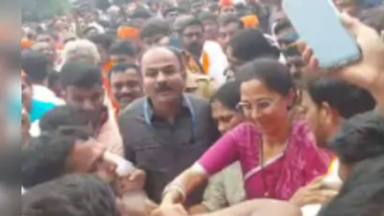 मनोज जरांगेंच्या भेटीसाठी गेलेल्या सुप्रिया सुळेंच्या गाडीवर फेकल्या बाटल्या, नेमकं काय घडलं?