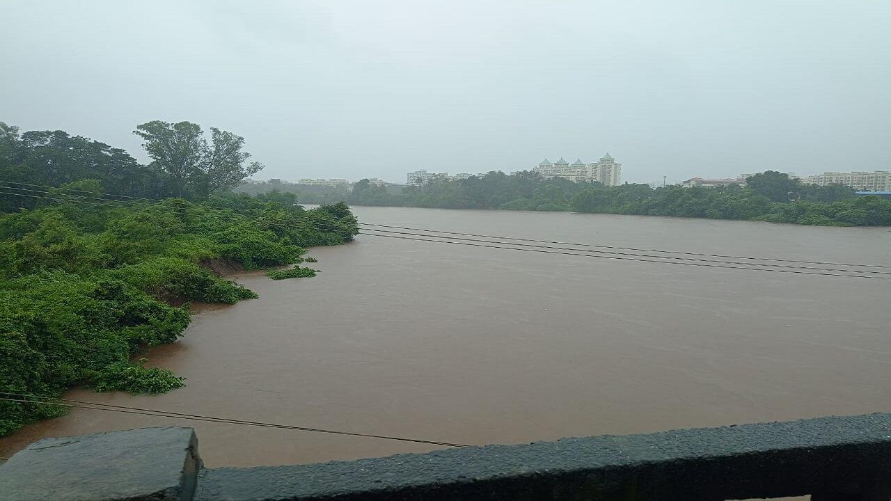 मुसळधार पावसामुळं उल्हास नदी भरली, कोसळधारामुळे बदलापूर, उल्हासनगर, अंबरनाथ जलमय