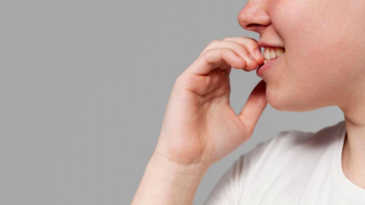 तुम्हालाही आहे नखे खाण्याची सवय ? जाणून घ्या आरोग्यावर होणारे परिणाम