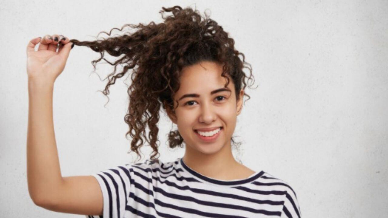 कुरळे केस स्ट्रेट करण्यासाठी पैसे खर्च करण्याची गरज नाही, फक्त ट्राय करा ‘हे’ घरगुती उपाय