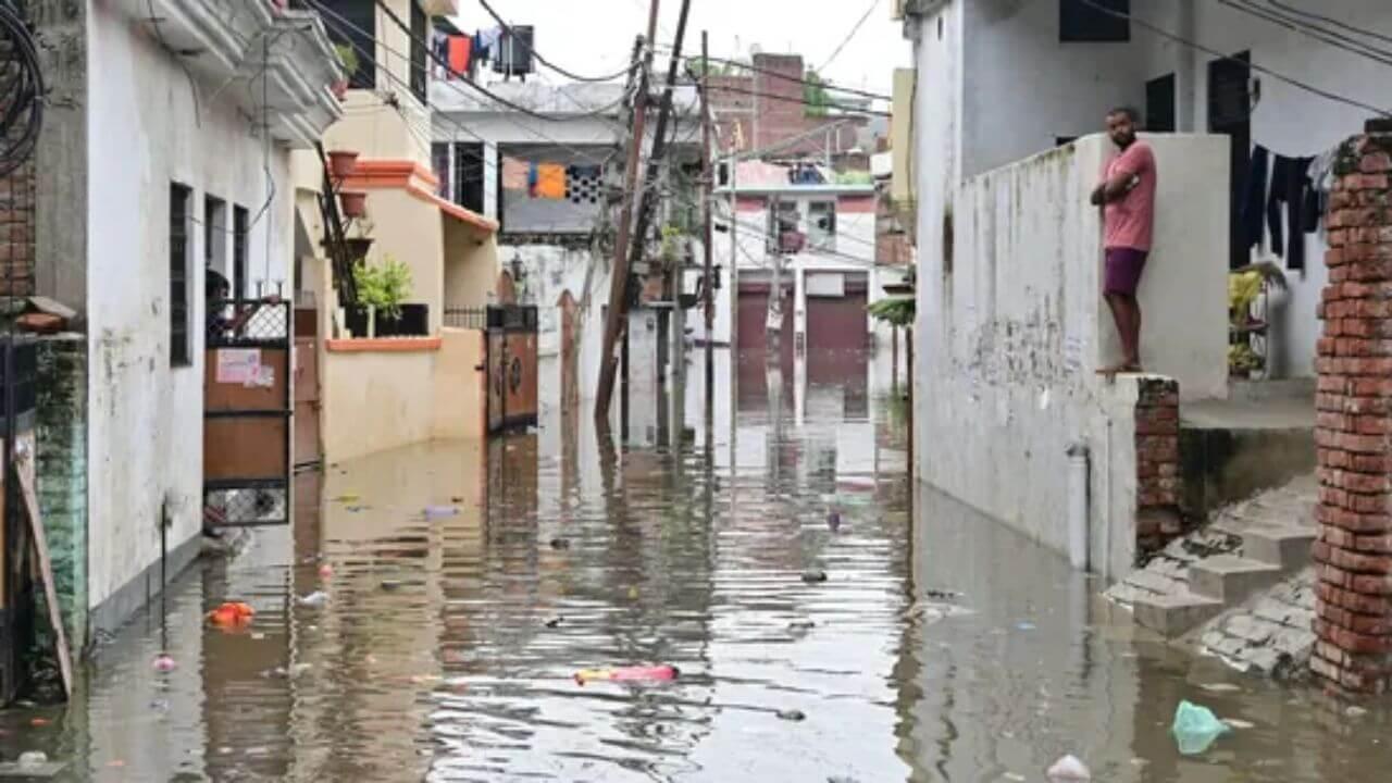 उत्तरप्रदेशातील प्रयागराजमध्ये मुसळधार पावासाचा कहर; अनेक घरे पाण्याखाली, नागरिकांमध्ये भीतीचे वातावरण