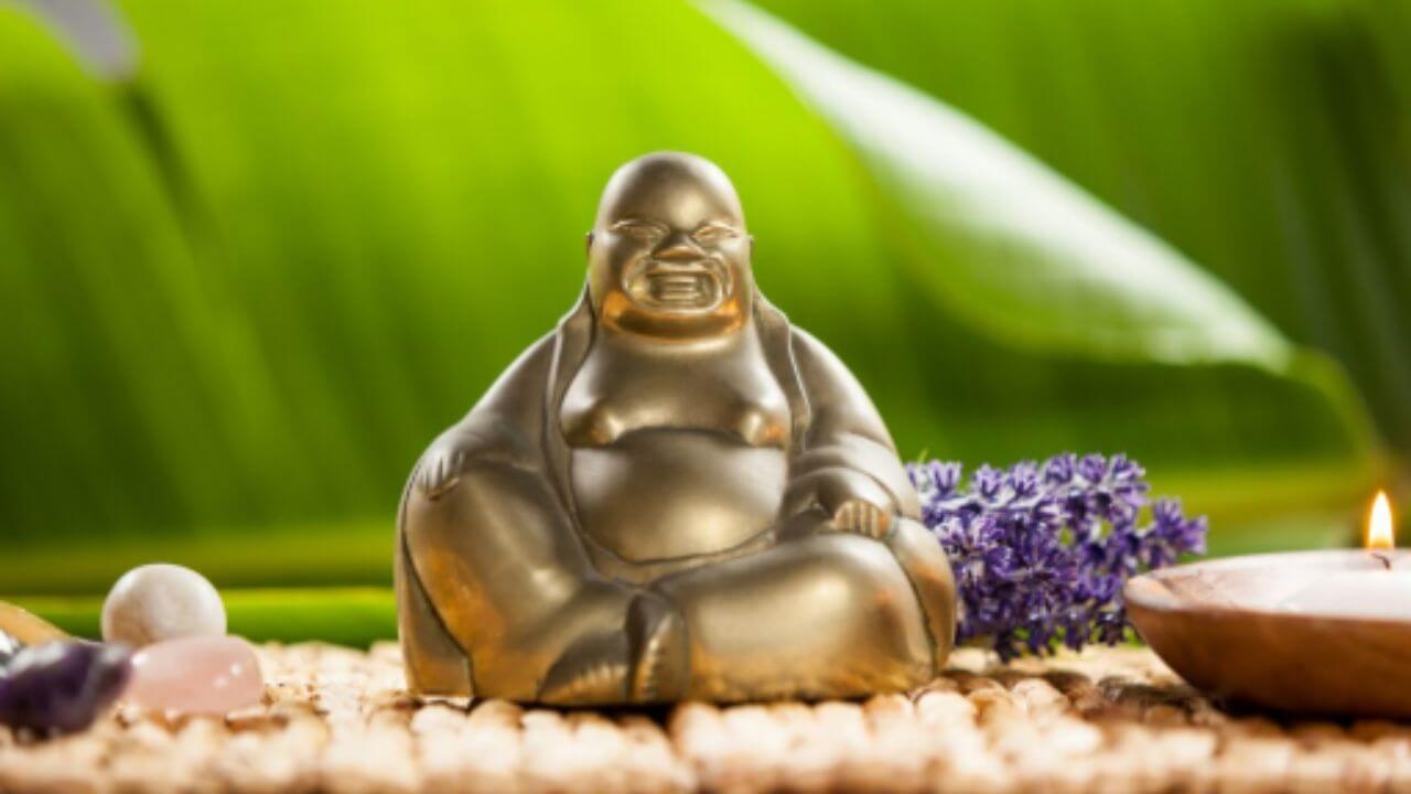 घरामध्ये लाफिंग बुद्धा का आणि कुठे ठेवावा? जाणून घ्या महत्व