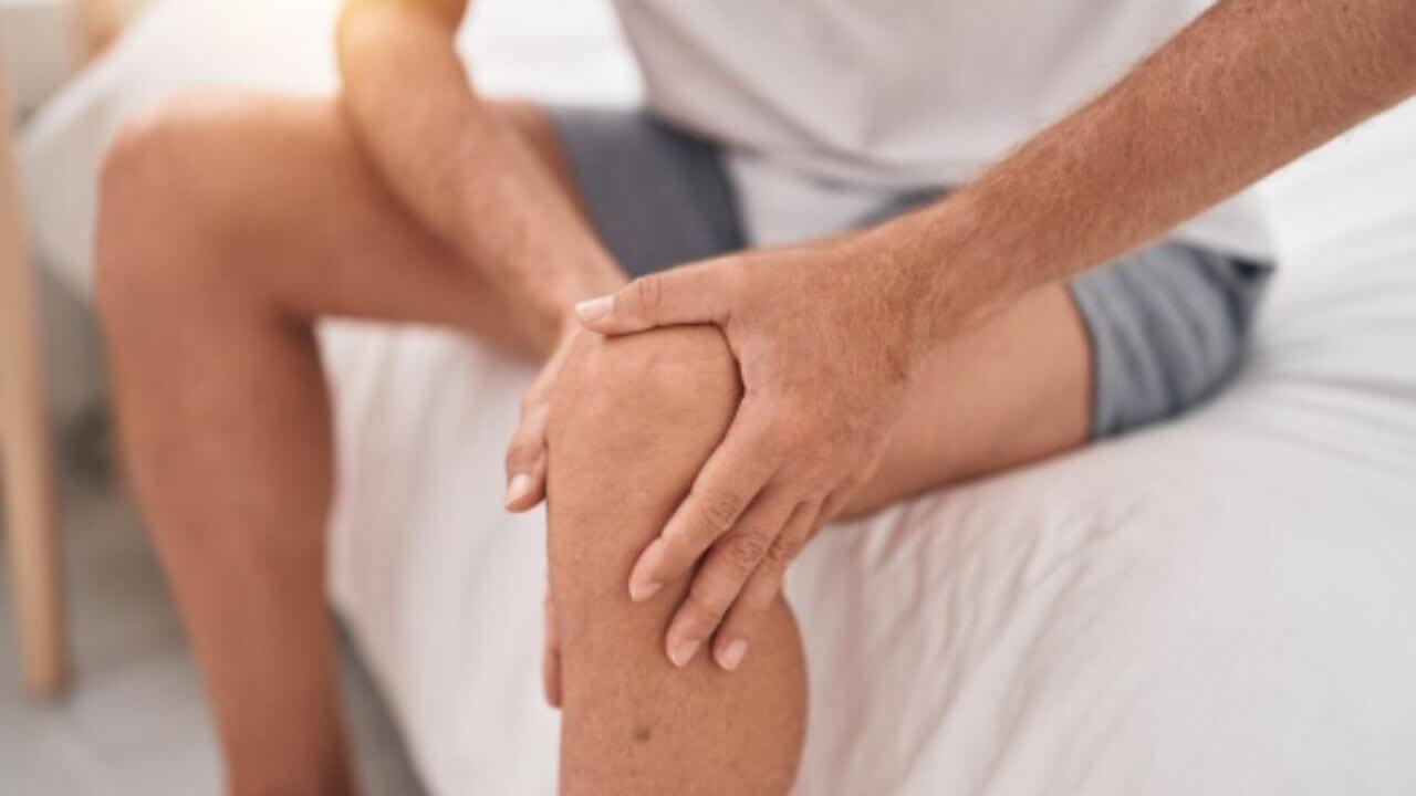औषध घेऊनही गुडघ्याची सूज आणि वेदना कमी येत नाहीत? ‘हे’ आयुर्वेदिक उपाय करतील मदत