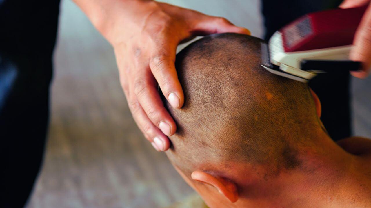 Garud Puran : नातेवाईकाच्या मृत्यूनंतर टक्कल करणं गरजेचं का आहे? असं केलं नाही तर काय होतं?