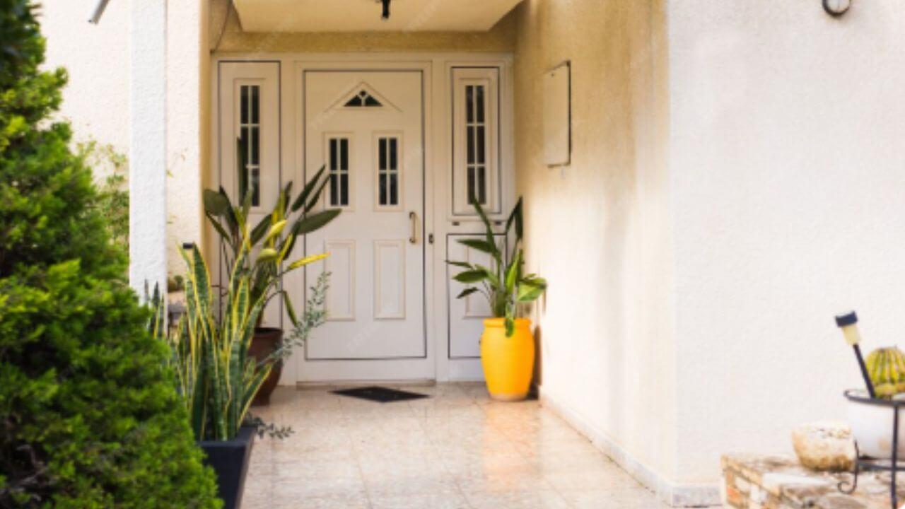 घराच्या मुख्य प्रवेशद्वाराजवळ ठेवा ५ वस्तू, नेहमीच राहील सुखसमृद्धी