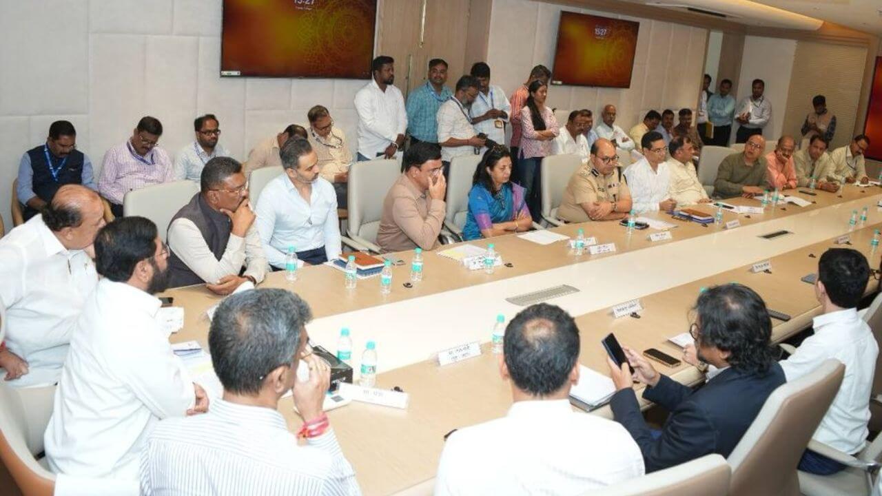 मराठी-हिंदी सिनेमांच्या वादात एकनाथ शिंदेंची मध्यस्थी, मराठी सिनेमांना मल्टीप्लेक्समध्ये अतिरिक्त शोज मिळवून देण्यासाठी समिती