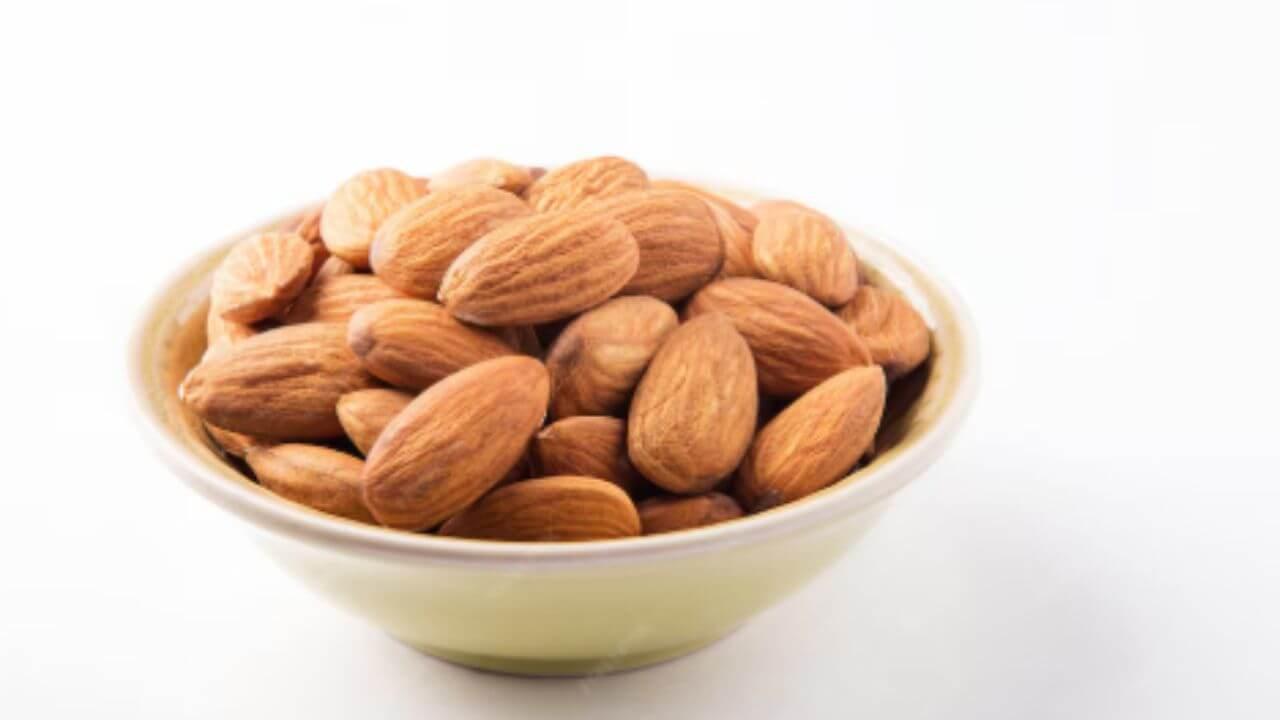 सकाळी रिकाम्या पोटी खा भिजवलेले बदाम, सुंदर त्वचेपासून-वजन कमी करण्यापर्यंत आहेत विविध फायदे