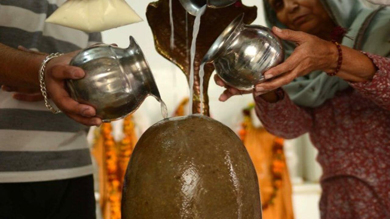 श्रावणात शिवलिंगाला पाण्याचा जलाभिषेक करताय? मग ‘या’ बाबी कटाक्षाने पाळा!