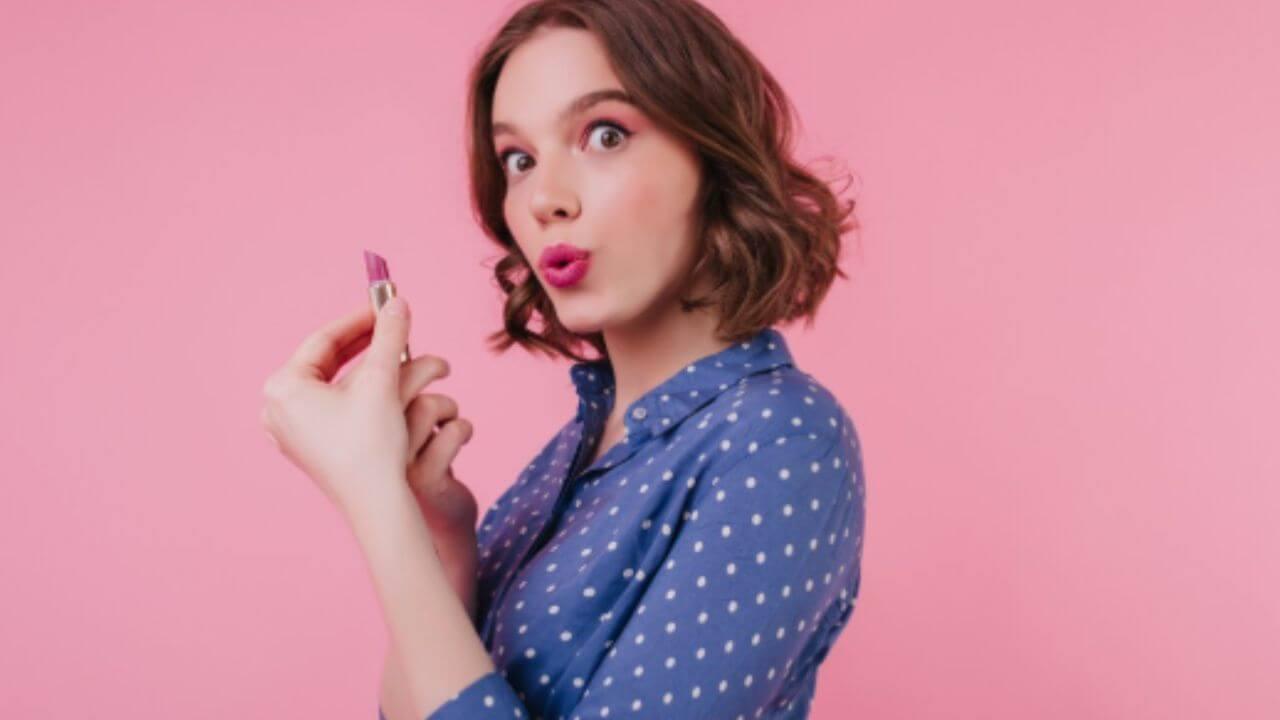 तुमच्याही ओठांवर लिपस्टिक जास्तवेळ टिकतच नाही? ‘या’ सोप्या ट्रिक्सने होईल मदत