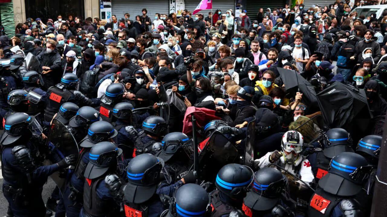 फ्रान्समध्ये जाळपोळ आणि आंदोलन; राष्ट्रपती इमॅन्यूएल मॅक्रोंच्या एका निर्णयाने जनतेमध्ये असंतोष