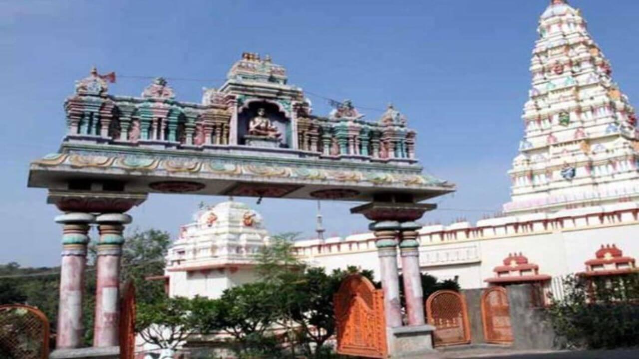 Navratri Special Famous Temples : काय सांगता!! चक्क दुर्गादेवीच्या मूर्तीतून आवाज येतोय?? भाविकांनी चमत्कार पहाच….