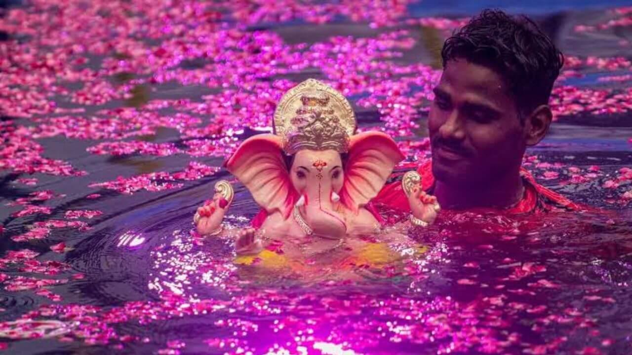 Ganesh Visarjan 2025 : गणपतीचे विसर्जन पाण्यातच का करतात?? थेट महाभारताशी आहे संबंध