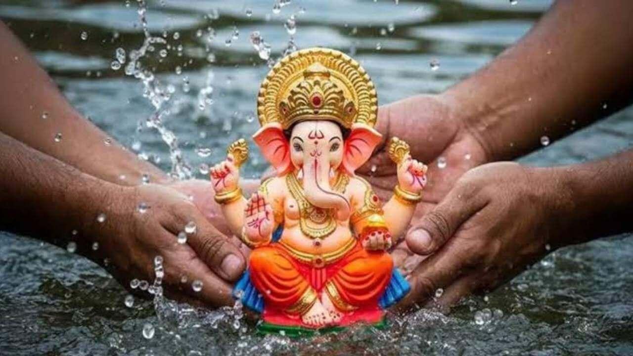 Ganesh Visarjan 2025 : गणपती विसर्जनाचा शुभमुहूर्त काय?? एका क्लिकवर जाणून घ्या