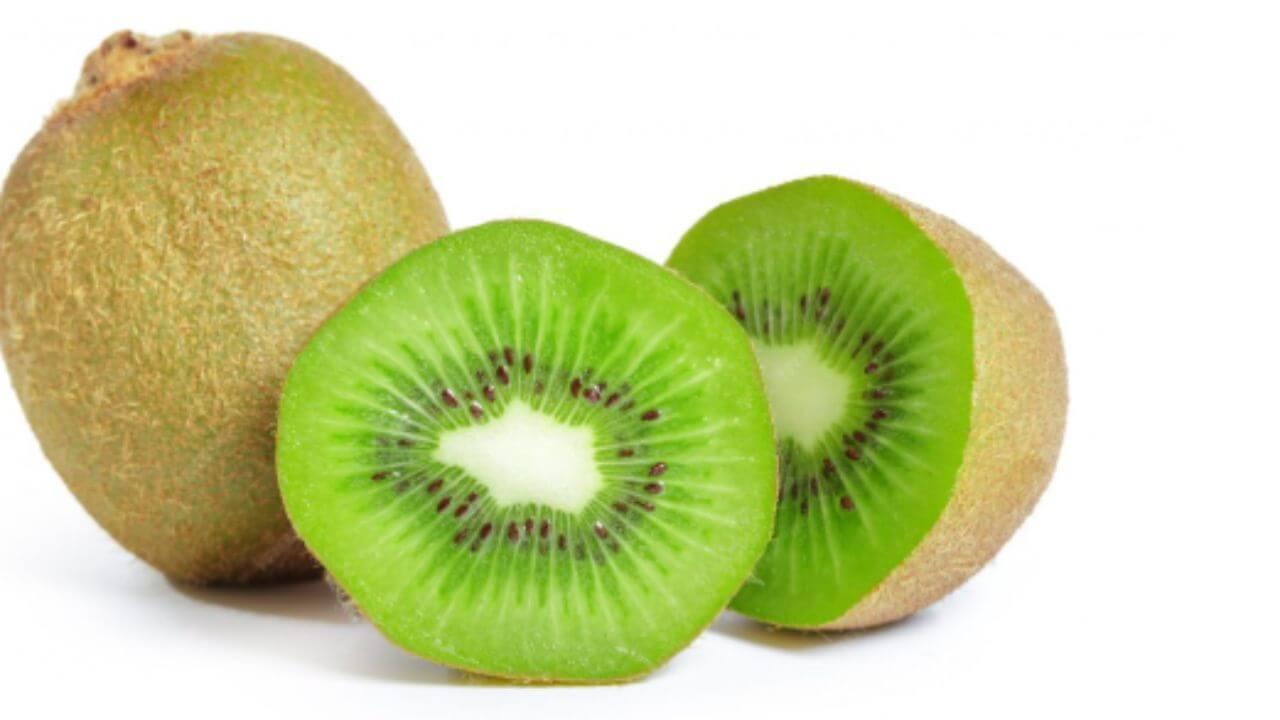 त्वचा बनते चमकदार, केस गळणेही थांबतात, जाणून घ्या किवी खाण्याचे आरोग्य फायदे