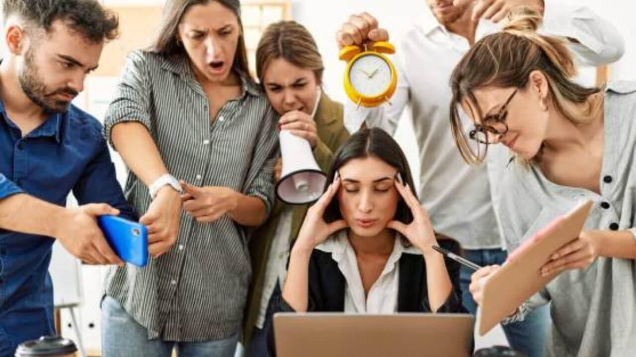 कॉर्पोरेटमध्ये काम करताना टॉक्सिक वातावरणामुळे हैराण? ‘हे’ 5 उपाय तुम्हाला पॉझिटीव्ह बनवतील!