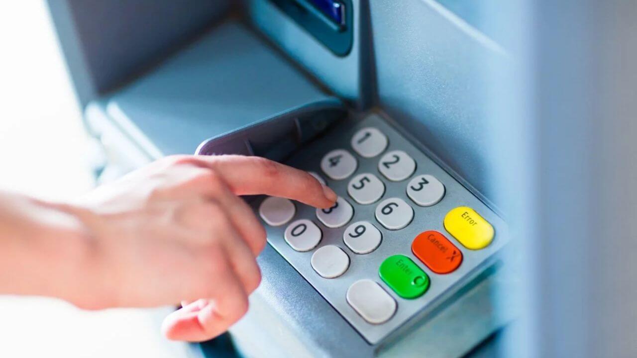 ATM PIN : ATM पिन साठी कधीही वापरू नका हे नंबर; अन्यथा अकाउंट होईल रिकामं