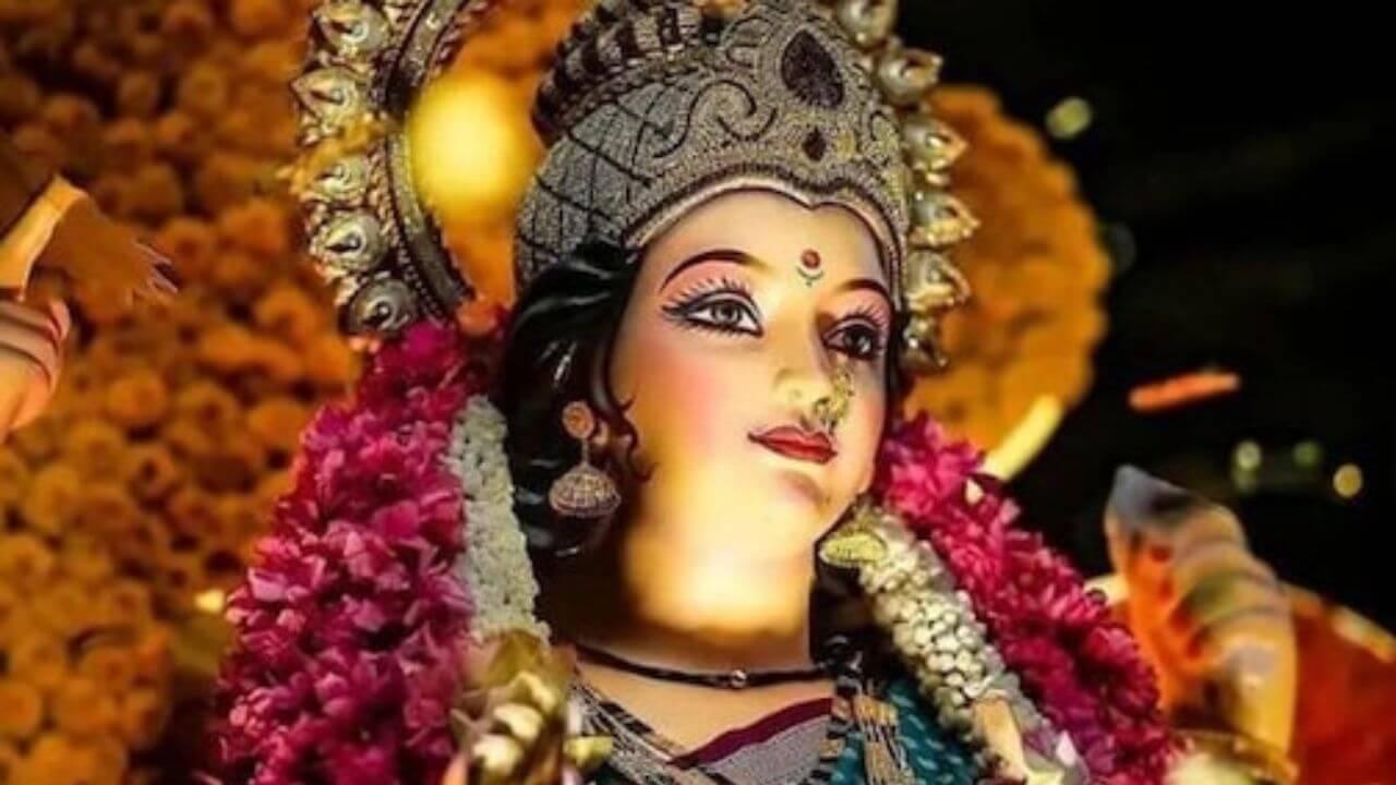 Durga Mata Mantra : दुर्गामातेचे हे 5 दिव्य मंत्र महिलांसाठी वरदान!! प्रत्येक अडचणी दूर होतील