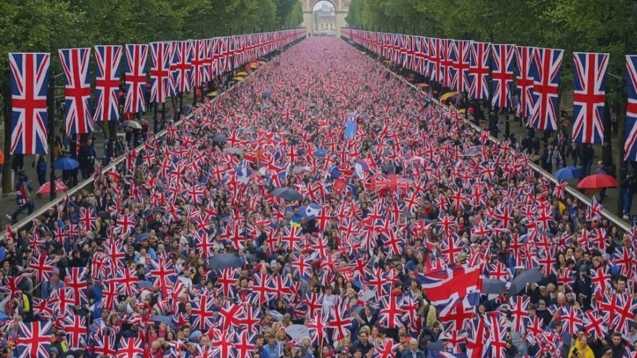 लंडनमध्ये घुसखोरांच्या मुद्द्यावर 1 लाख आंदोलक एकत्र, एलन मस्क यांचाही सहभाग, लढा किंवा मराची घोषणा