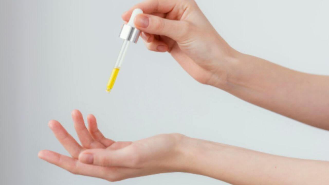 तुपाने करा हाताच्या तळव्यांची मालिश, रक्तदाब नियंत्रित करण्यासोबत मिळतील विविध फायदे