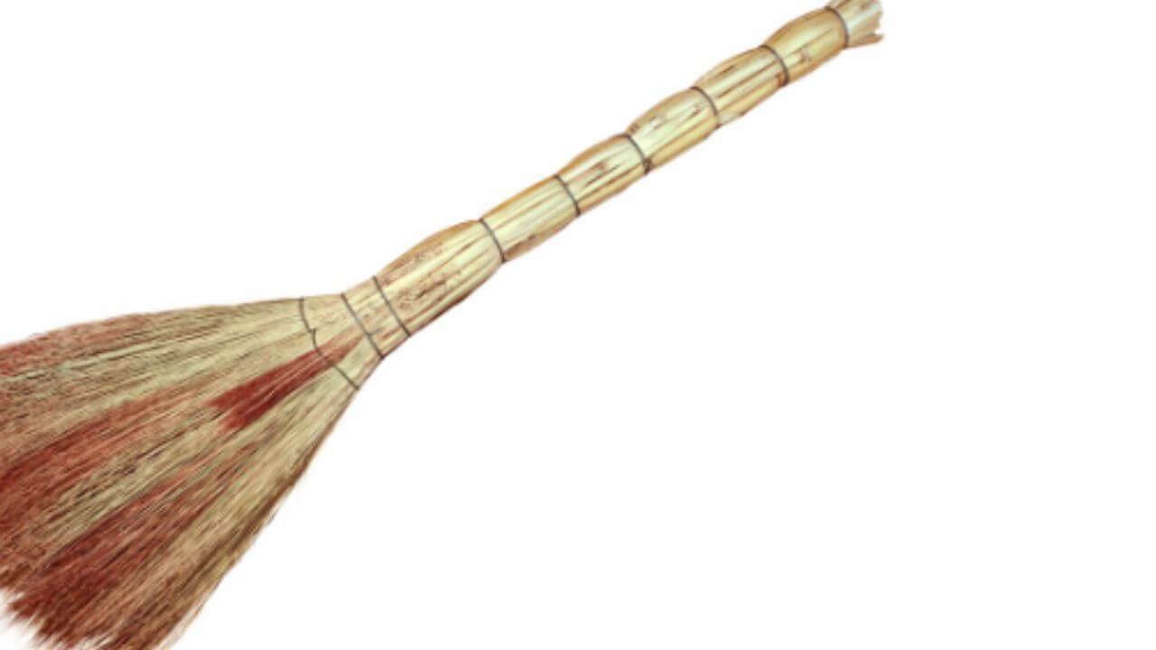 Vastu Tips: जुन्या झाडूची विल्हेवाट कशी लावावी? जाणून घ्या वास्तु शास्त्राचे नियम