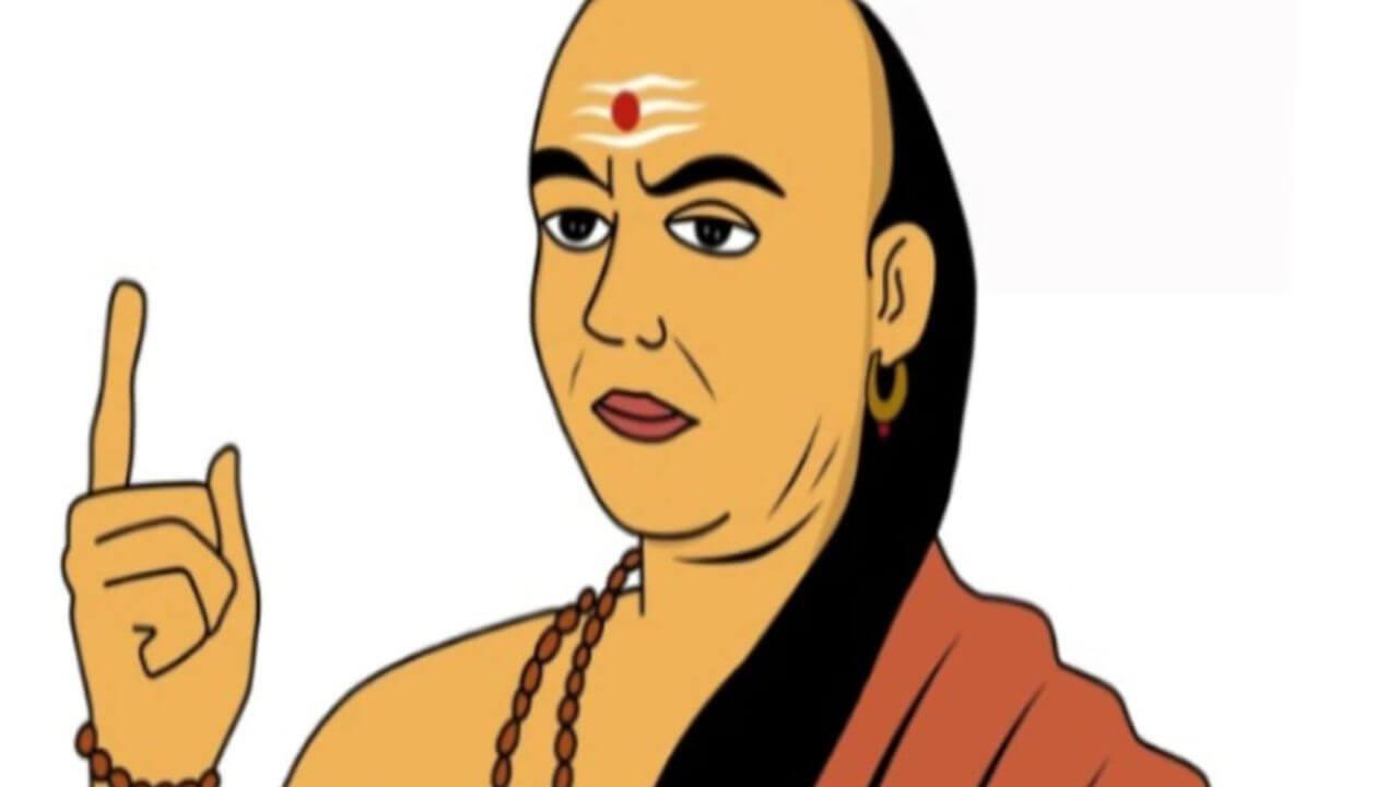 Chanakya Niti: चाणक्य नीतीनुसार समाजात मूर्ख समजले जातात ३ प्रकारचे लोक, आजच सोडा या सवयी