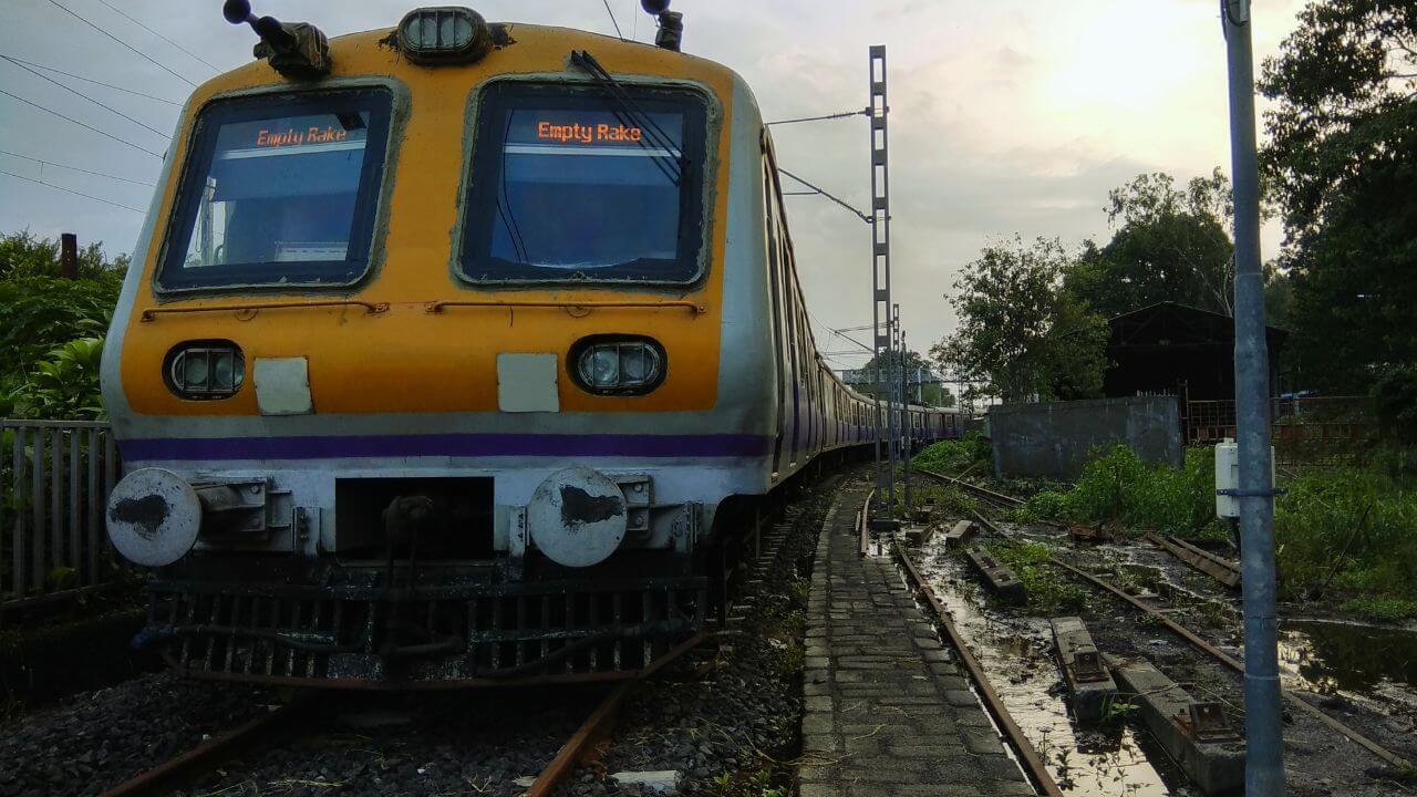 Mumbai Local : AC तिकिटाच्या दरात लोकलचा प्रवास, मुख्यमंत्री फडणवीसांची मोठी घोषणा