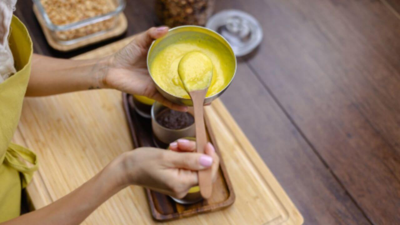 रिकाम्या पोटी खा एक चमचा तूप, बद्धकोष्ठता दूर होण्यापासून ते वजन कमी होण्यापर्यंत मिळतील अनेक फायदे