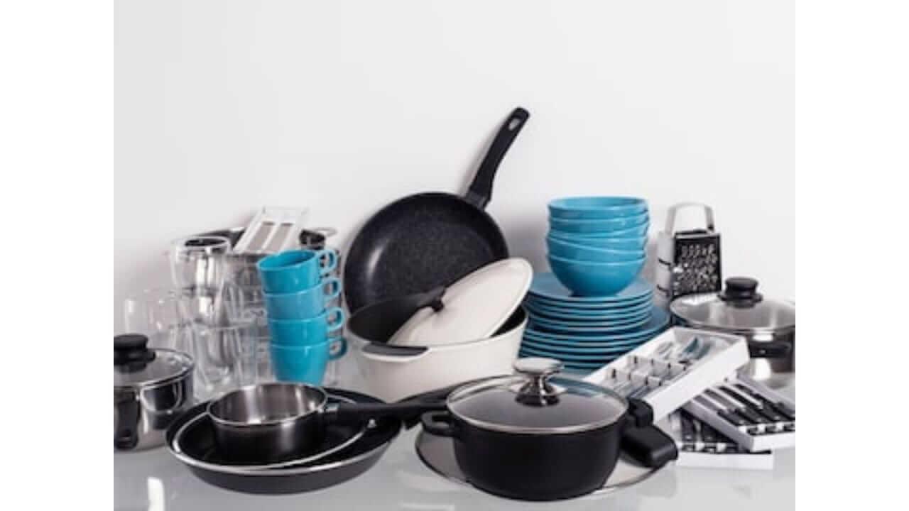 Vastu Tips For Kitchen : स्वयंपाकघरात ‘ही’ भांडी उलटी करुन ठेवताय?  जाणून घ्या परिणाम