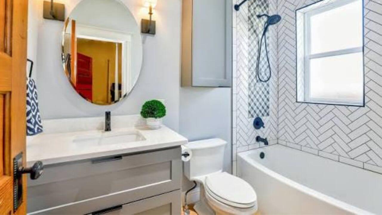 Vastu Tips : बाथरूममध्ये ठेऊ नका या वस्तू; घरात राहील नकारात्मक वातावरण