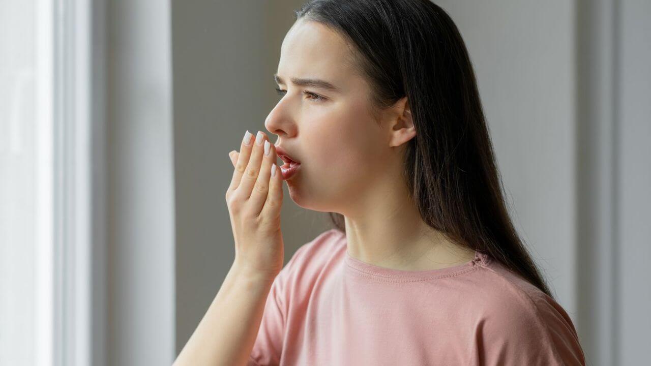 दिवसभर सतत आंबट ढेकर येतात? ‘हे’ घरगुती उपाय दूर करतील समस्या