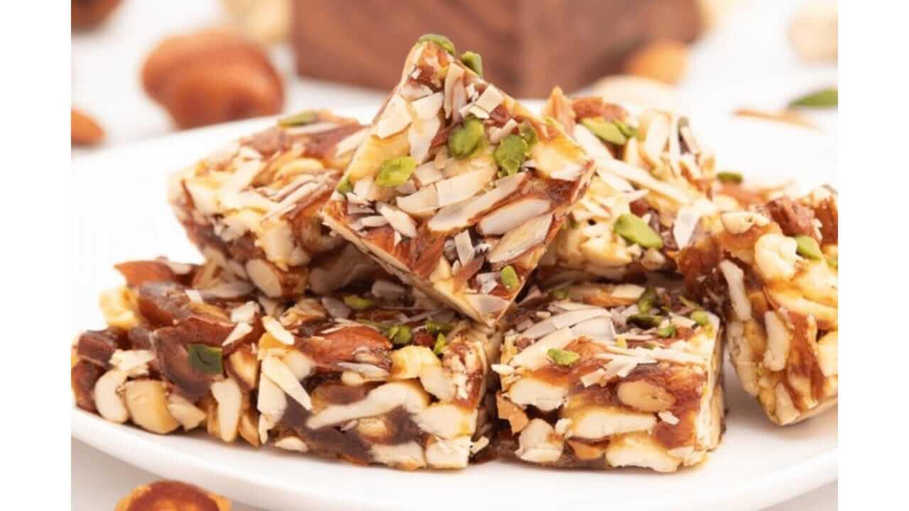 Diwali 2025 : लाडक्या भावाला भाऊबीजनिमित्त घरच्या घरी बनवा टेस्टी ड्रायफ्रुट्स बर्फी, वाचा रेसिपी…