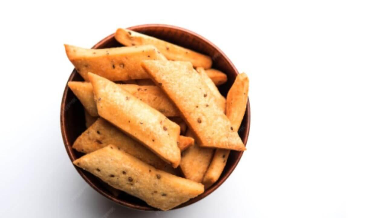 Diwali Recipes: तुम्हालाही गोड पदार्थ आवडत नाहीत? मग दिवाळीला बनवा तिखट शंकरपाळे