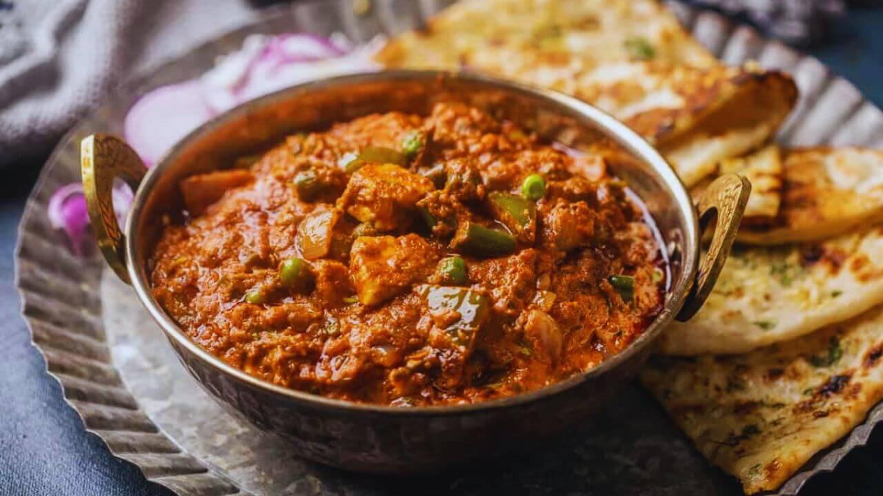 दिवाळीला घरी आलेल्या पाहुण्यांसाठी बनवा व्हेज कोल्हापुरी, पाहा झणझणीत रेसिपी