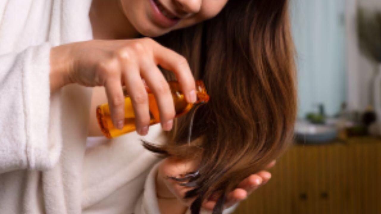केसांच्या वाढीसाठी कोणते आयुर्वेदिक तेल आहेत बेस्ट? जाणून घ्या ५ नावे